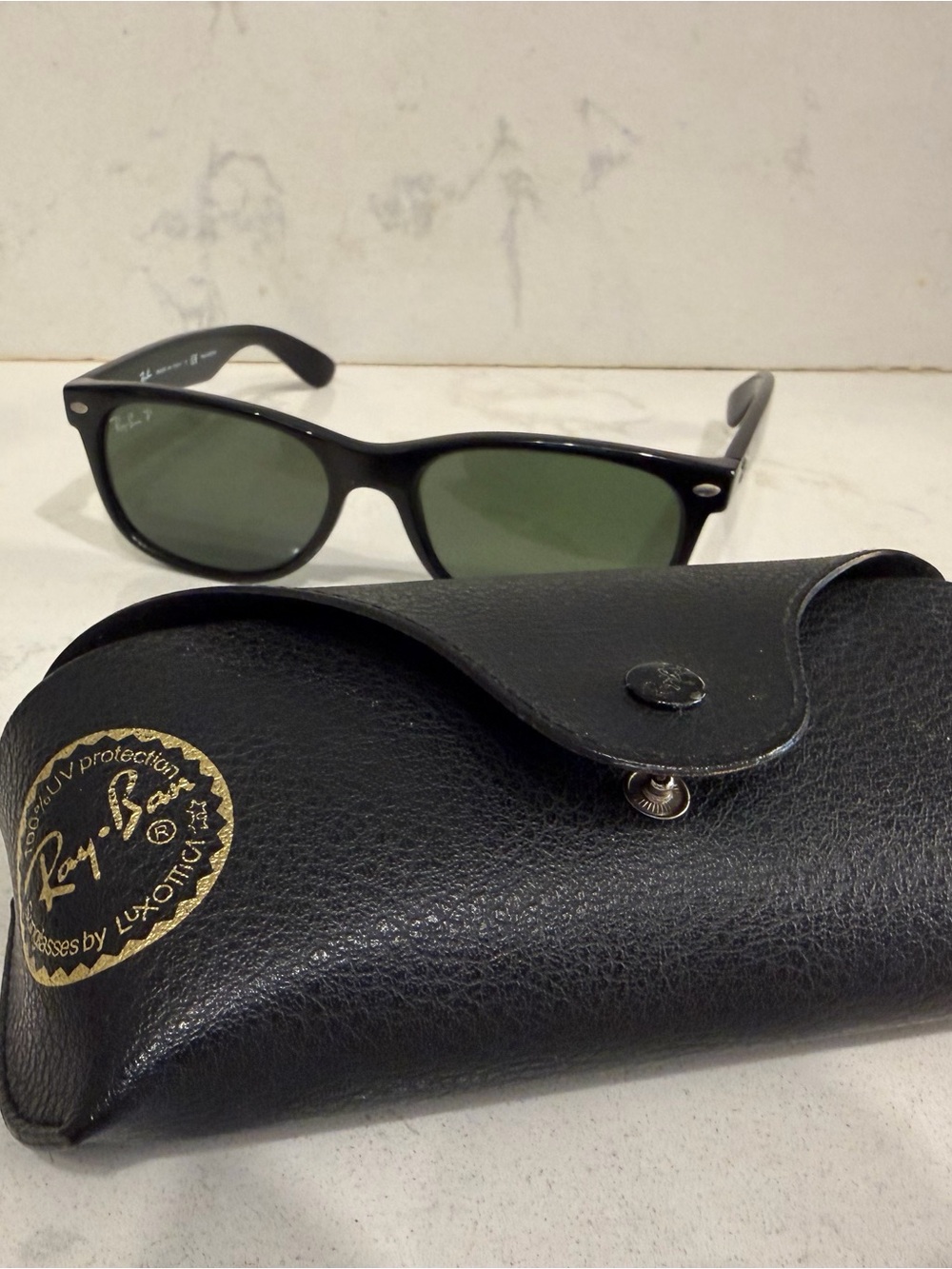 Classic Ray-Ban Wayfarer polarized black sunglasses with case